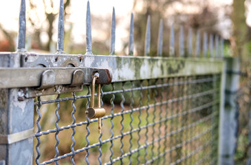 Zutritt verboten: Tor aus Metall mit Vorhängeschloss  – viel Copyspace