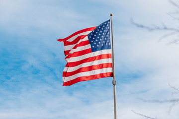 Obraz premium American flag on the blue sky with clouds