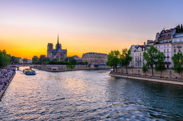 Fototapeta premium Sunset view of Cathedral Notre Dame de Paris, island Cite and river Seine in Paris, France