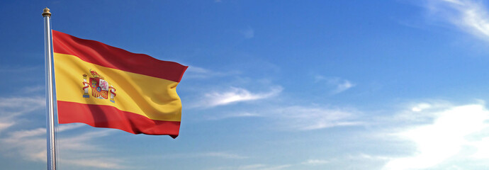 Bandera de España subida ondeando al viento con cielo de fondo