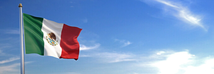 Bandera de México subida ondeando al viento con cielo de fondo