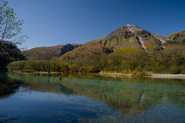 Fototapeta na wymiar 紅葉の上高地　大正池と焼岳