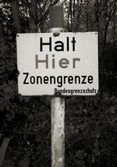Warnschild an der ehemaligen innerdeutschen Grenze mit der Aufschrift "Halt hier Zonengrenze"
