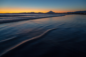 Fototapeta na wymiar 湘南海岸夕焼けの渚からの富士山