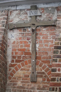 INRI - altes Jesuskreuz an einer Kapelle