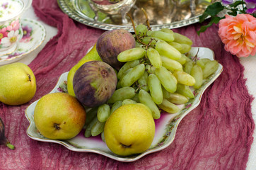Obraz na płótnie Canvas Still life with fruit on the table in the garden