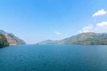 Obraz premium beautiful blue sky view of vajiralongkorn dam at Kanchanaburi, Thailand