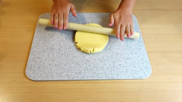 Flatten the dough with the rolling pin　クッキーの生地を伸ばす