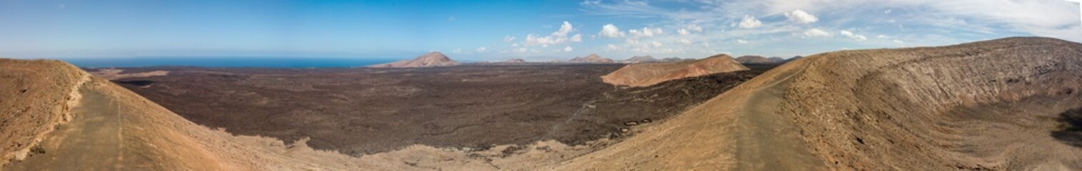 Vista aerea di Timanfaya, parco nazionale, vista panoramica di vulcani, montagne, vigneti, terreno, natura selvaggia, Lanzarote, Isole Canarie, Spagna