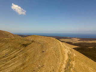 Vista aerea di Timanfaya, parco nazionale, vista panoramica di vulcani, montagne, vigneti, terreno, natura selvaggia, Lanzarote, Isole Canarie, Spagna