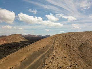 Vista aerea di Timanfaya, parco nazionale, vista panoramica di vulcani, montagne, vigneti, terreno,...