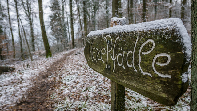Wegweiser im Schnee
