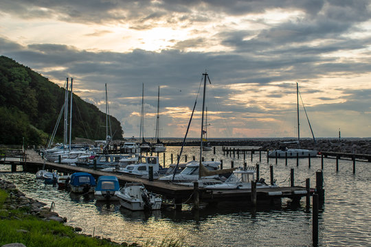 Hafen Marina von Lohme auf R&uuml;gen in der Abendd&auml;mmerung