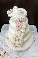Obraz na płótnie Canvas white wedding cake with floral icing decoration