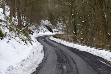 mit Split gestreuter Weg im Schnee