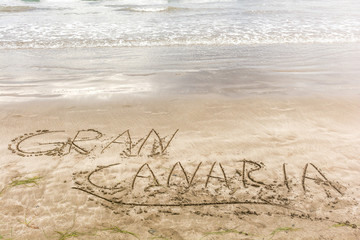 Fototapeta na wymiar Die Worte Gran Canaria in den Sand des Strandes geschrieben