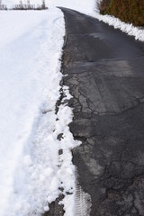 Winterstraße mit Schäden