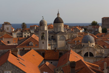 Obraz premium DUBROVNIK, CROATIA - AUGUST 22 2017: Dubrovnik cityscape at sunset time, faceing the sea