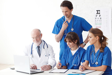 Fototapeta premium Medical doctors team using computer