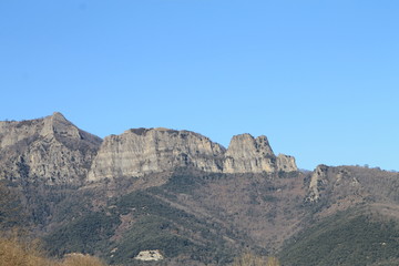 Fototapeta na wymiar Montañas rocosas y cielo azul.