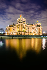 Spiegelung des Reichstages in der Spree	bei Nacht
