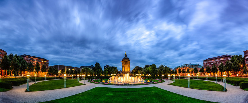 Mannheimer Wasserturm am Friedrichsplatz mit Wasserfont&auml;nen 