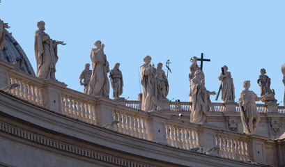 Obraz premium Gallery of saints, fragment of colonnade of St. Peters Basilica. Papal Basilica of St. Peter in Vatican - the world largest church, is the center of Christianity in Rome, Italy 