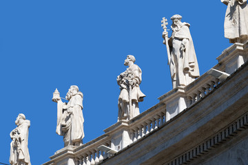 Obraz premium Gallery of saints, fragment of colonnade of St. Peters Basilica. Papal Basilica of St. Peter in Vatican - the world largest church, is the center of Christianity in Rome, Italy 