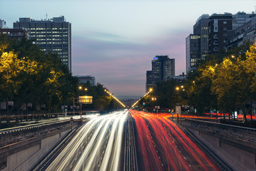 Obraz premium Estela de las luces de los coches en la ciudad de Madrid por la noche