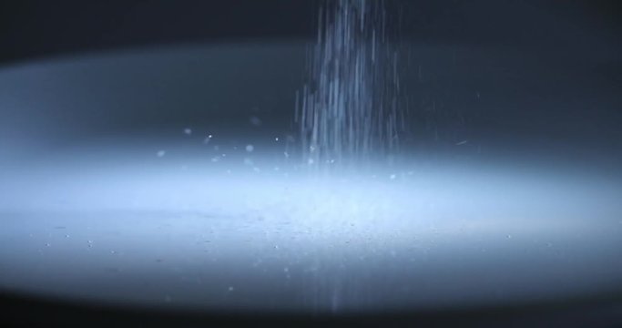 Salz f&auml;llt auf einen Teller - Abstraktion - Film