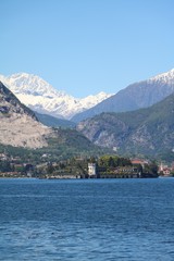 Fototapeta premium Snow peak behind Isola Bella at Lake Maggiore, Italy