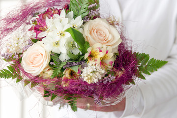 Frau hält Blumestrauss in den Händen-Blumen schenken zu Muttertag