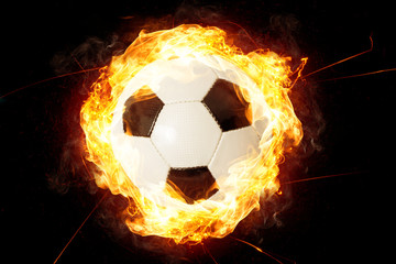 Fußball in Flammen auf schwarzem Hintergrund