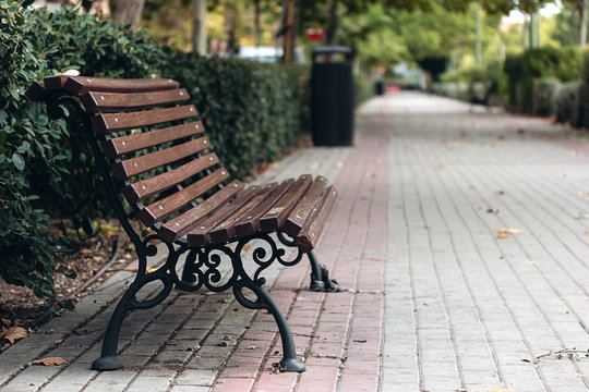 Un banco para sentarse de madera, mobiliario urbano en la ciudad de Madrid