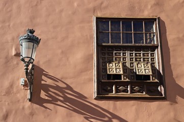 Alter Fensterrahmen und Lampe an einer alten Hauswand auf Teneriffa.
