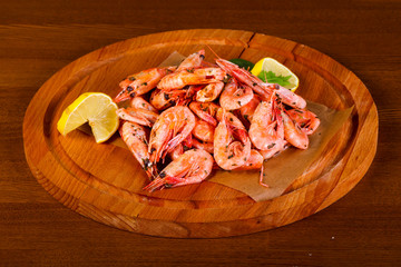 Boiled shrimps with lemon