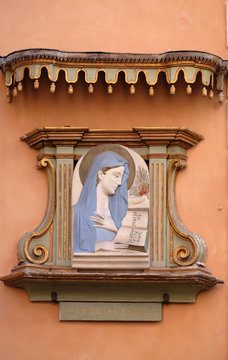 Image of Virgin Mary on the facade of a palace in Rome, Italy 