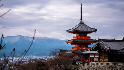 Naklejka premium Zimowy widok na potrójną wieżę Kiyomizu-dera