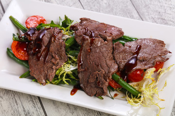 Roastbeef salad with green beans