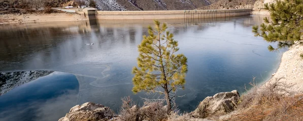 Crédence de cuisine en verre imprimé Barrage Ice on the water of  Arrow Rock Dam on the Boise River in Idaho