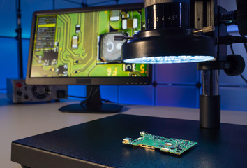 Inspection of the quality of silicon chips in the laboratory with a microscope