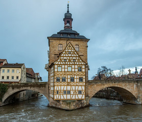 Das alte Rathaus von Bamberg mit Brücken pber der Regnitz.