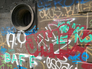 Bunte Graffiti im Sommer bei Sonnenschein an der Lombardsbrücke an der Binnenalster in der...