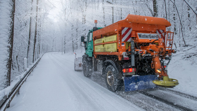 Winterlandschaft - Winterdienst r&auml;umt die Stra&szlig;en von Schnee 