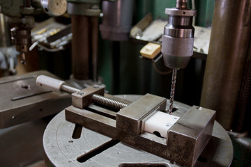 ボール盤で樹脂に穴あけ作業