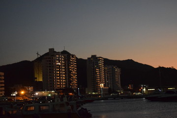 Edificios en medio del mar con barcos 