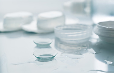 Contact lenses set with pair of contact lenses and container