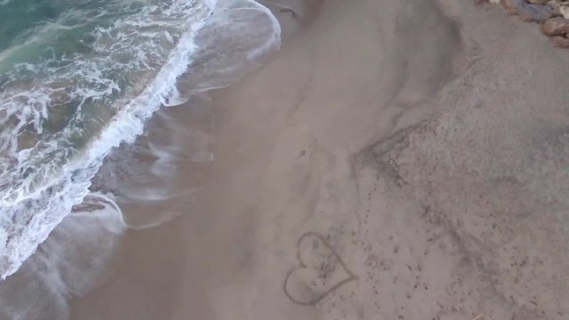 Im&aacute;genes verticales de las olas en una playa de Tarragona durante el invierno