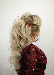 Fashionable hairstyle with curls.