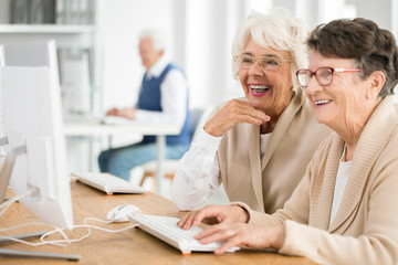 Senior women during computer classes for elderly people at third age university - obrazy, fototapety, plakaty